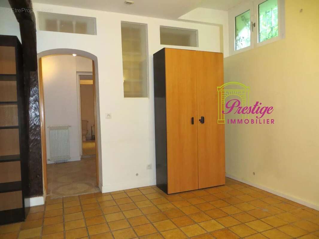 Commerce à LE MESNIL-LE-ROI