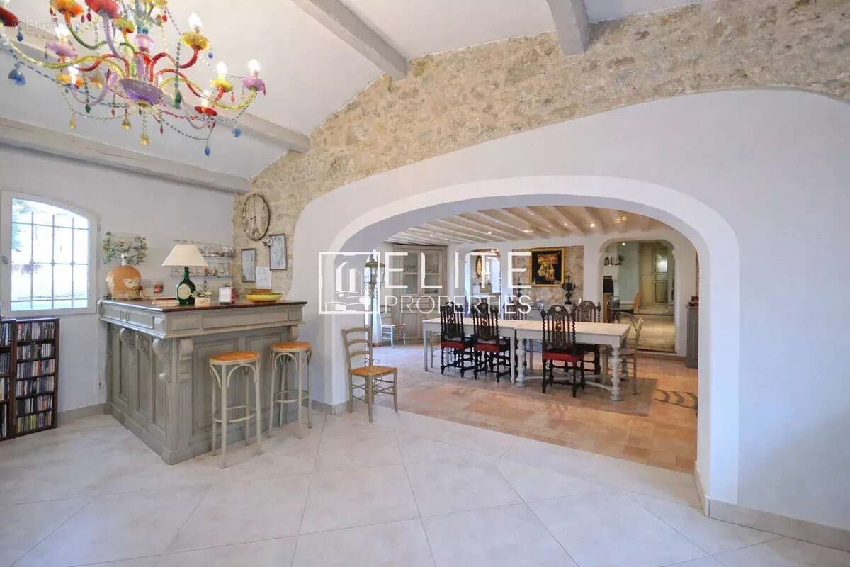 Grasse : Maison de Maître avec Potentiel Constructible Majeur ! - photo 8