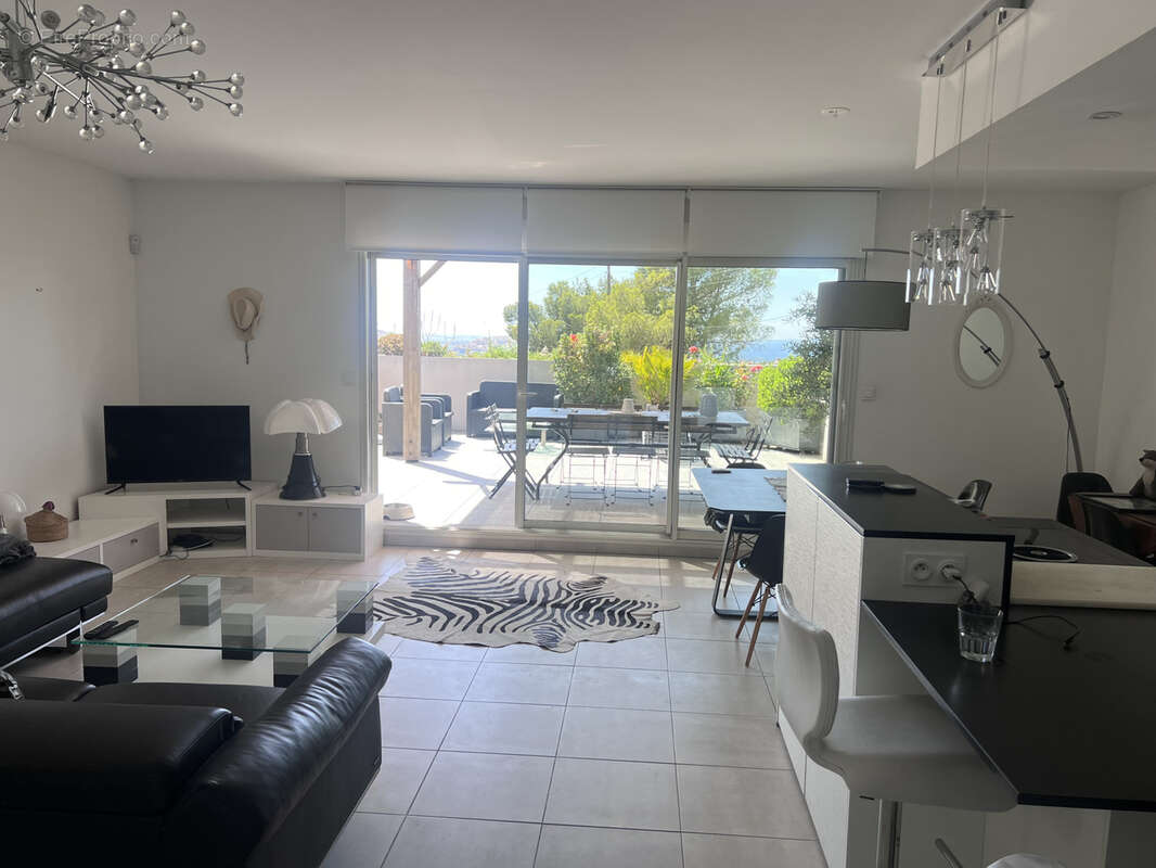 À vendre- Appartement T3 avec terrasse vue mer, place de parking,corniche Kennedy / For Sale   2-Bedroom Apart - photo 2