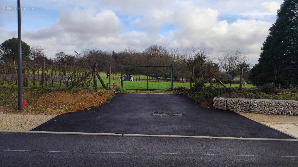 Terrain à COULANGES-LES-NEVERS