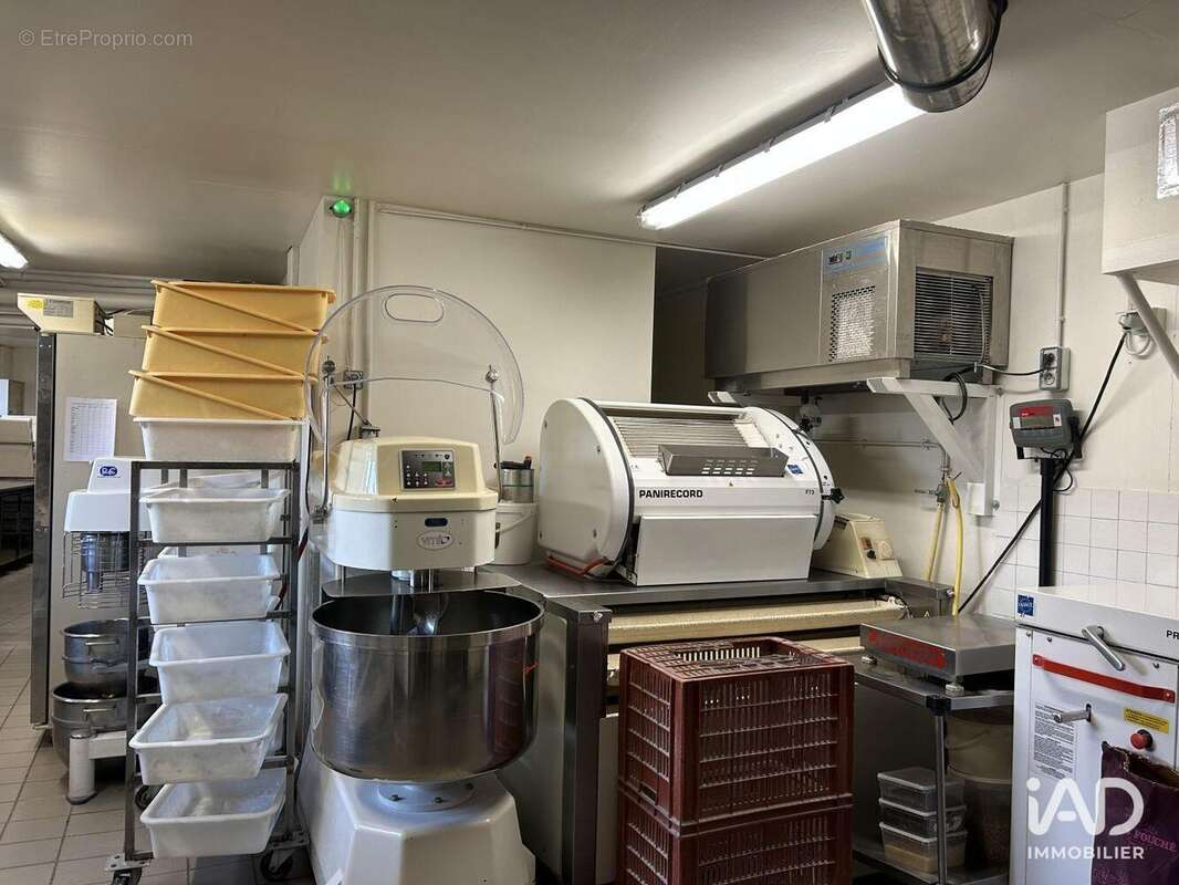 Photo 6 - Commerce à URY