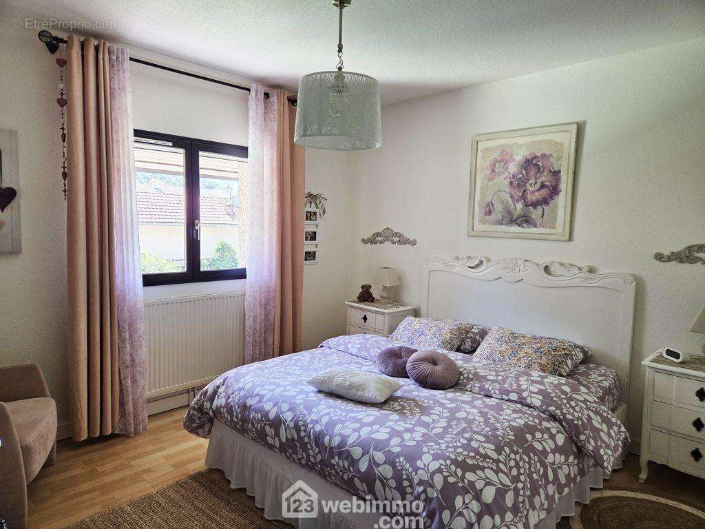 Au 1er étage, elle dispose de 3 chambres, - Maison à ALBERTVILLE