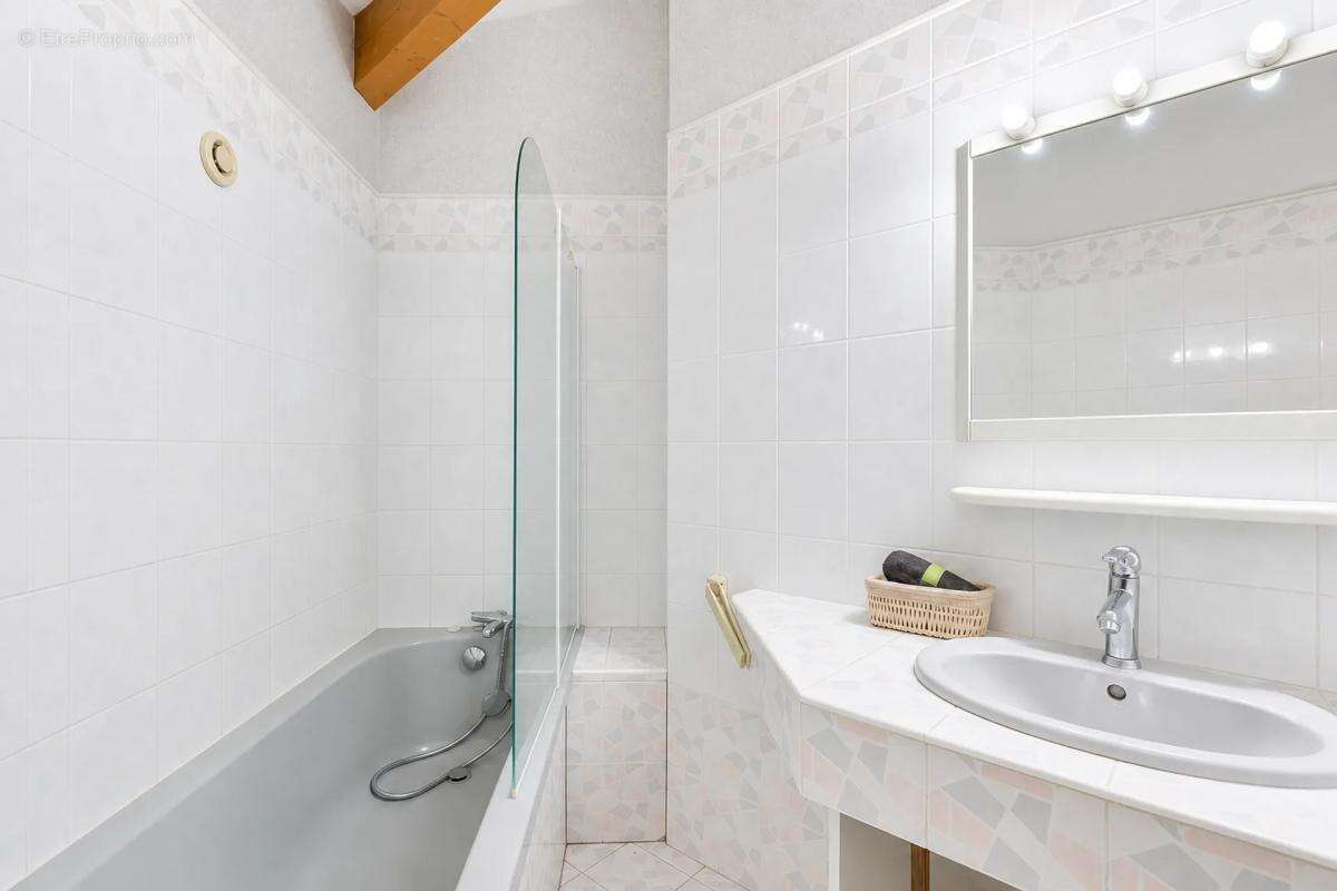 Maison de 8 pièces de 210 m² à Saint-Cyr-sur-le-Rhône - photo 17