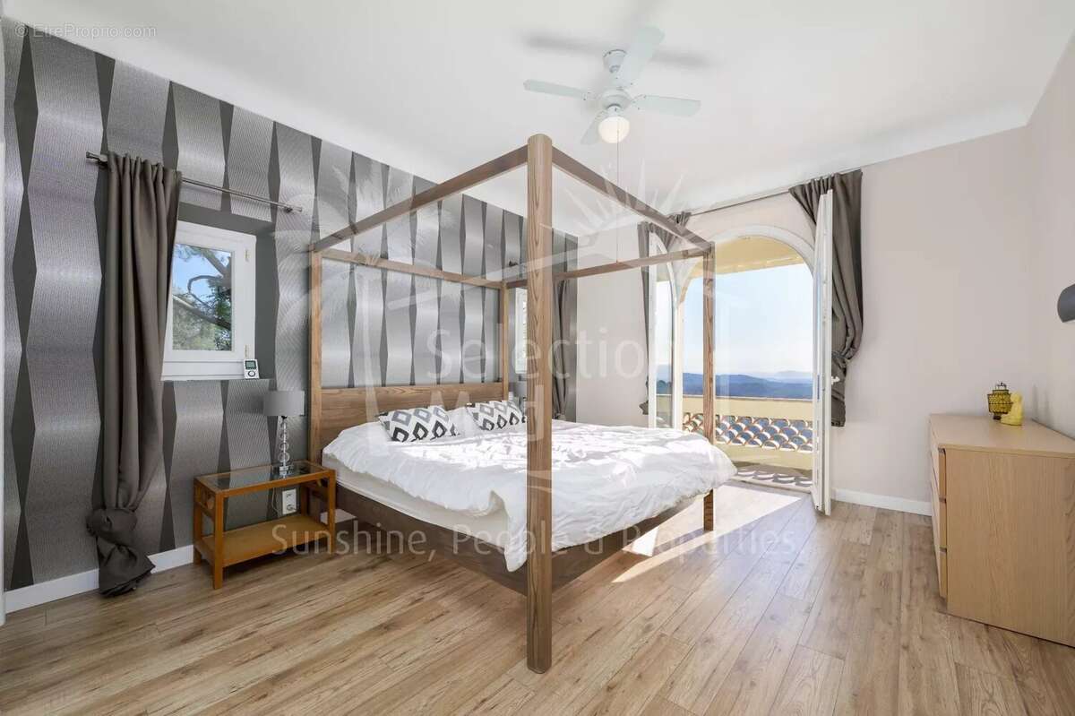 Maison à CHATEAUNEUF-GRASSE