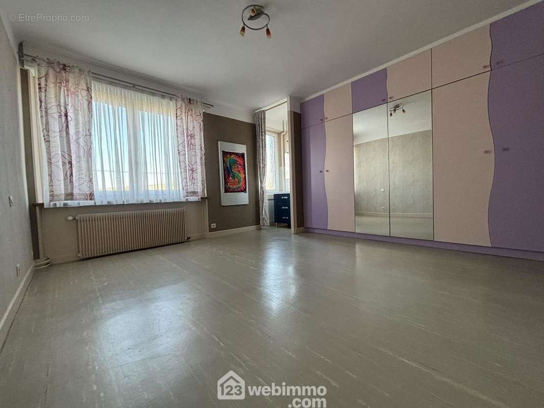 Chambre étage - Maison à DIEUE-SUR-MEUSE