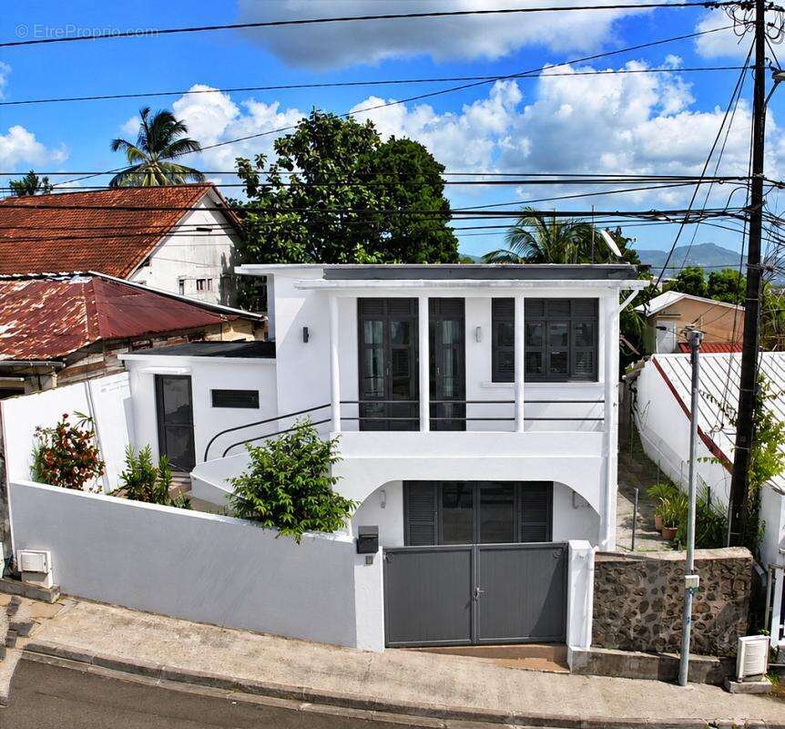 EXCLUSIVITE - FORT-DE-FRANCE - RARE 470m² - Maison 7P 119m² - 2x F2 - Idéal investisseur ou famille - 174 000 - photo 16