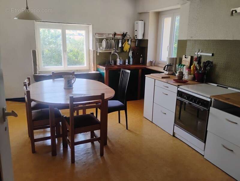 Coup de cœur : Charme, authenticité et potentiel  Maison mitoyenne 5 pièces SAINT PIERRE LE VIEUX (71) - photo 4