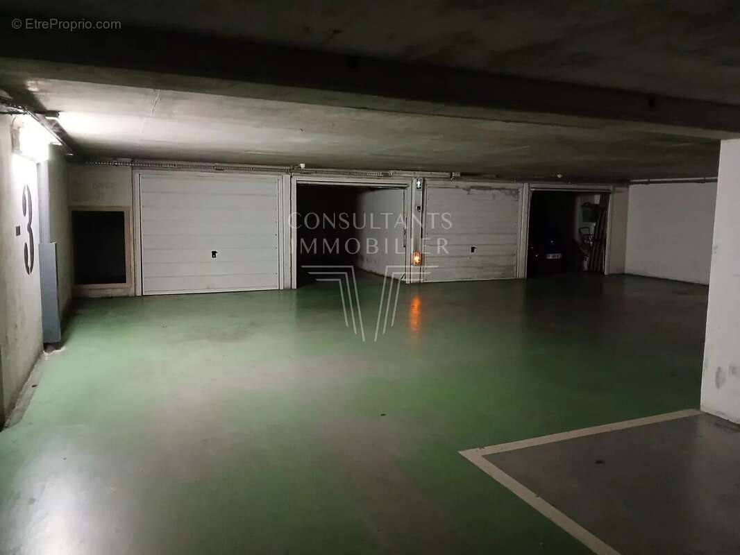 Parking à PARIS-16E