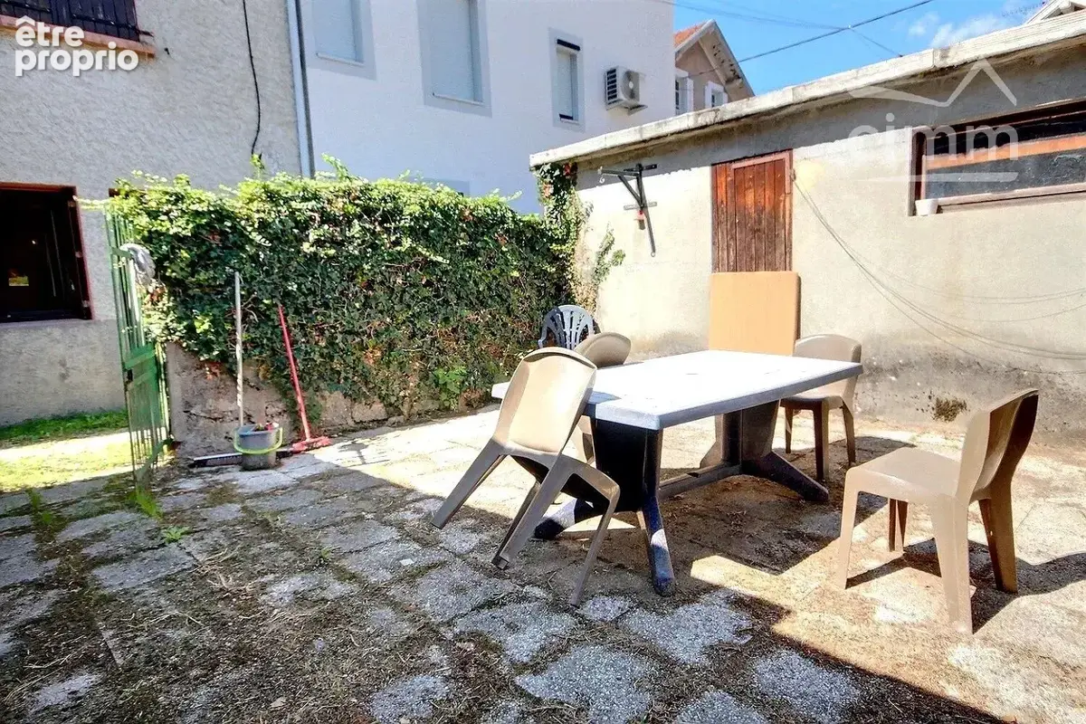 À vendre : Maison de village, cour et double garage - photo 8