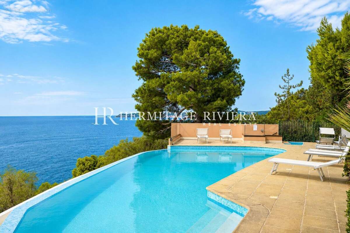 Piscine commune d'un penthouse à vendre à Cap-d'Ail
