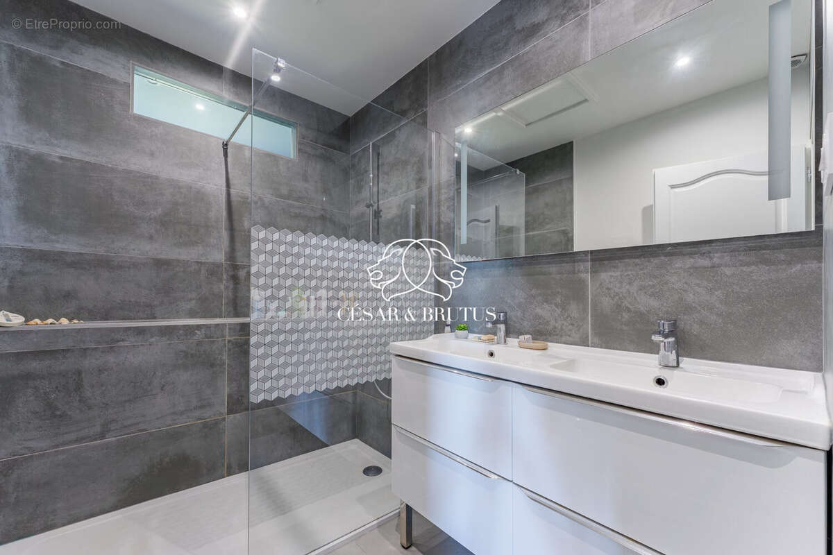 Maison à LA TOUR-DE-SALVAGNY