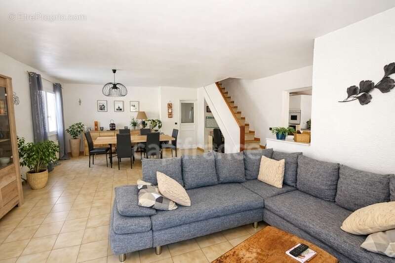 VIAS – Villa contemporaine avec piscine, 4 chambres, énergie positive. Bien rare sur le secteur - photo 2
