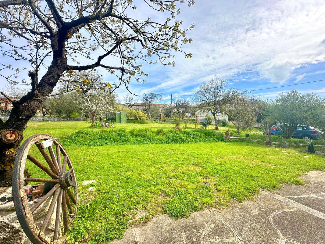Maison à LIVINHAC-LE-HAUT