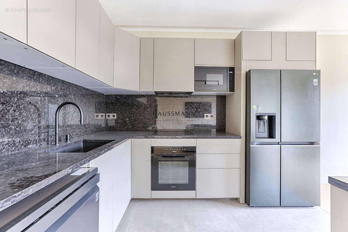 Appartement à NEUILLY-SUR-SEINE