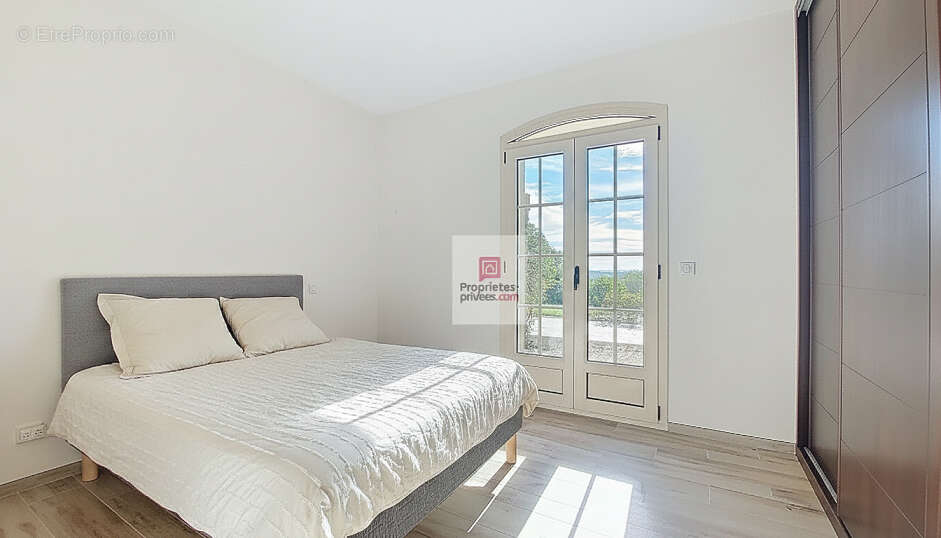 Plazac- Elégante maison, entièrement de plain-pied. Vue à couper le souffle sur la vallée! 4 chambres. Environ 1ha de terrain. a - photo 15
