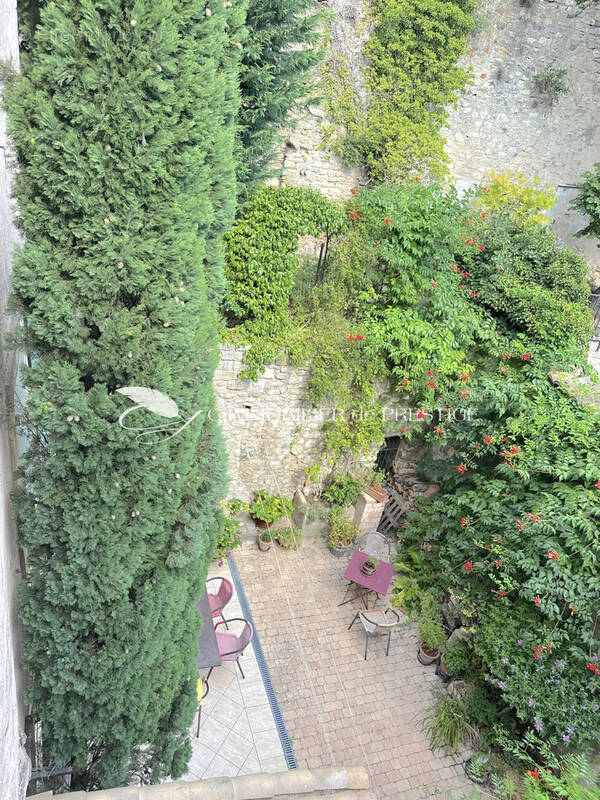 Une maison de village avec jardin, cour et dépendances - photo 1