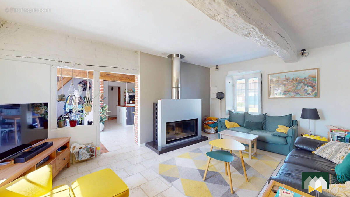 Salon  - Maison à FRESNAY-LE-GILMERT