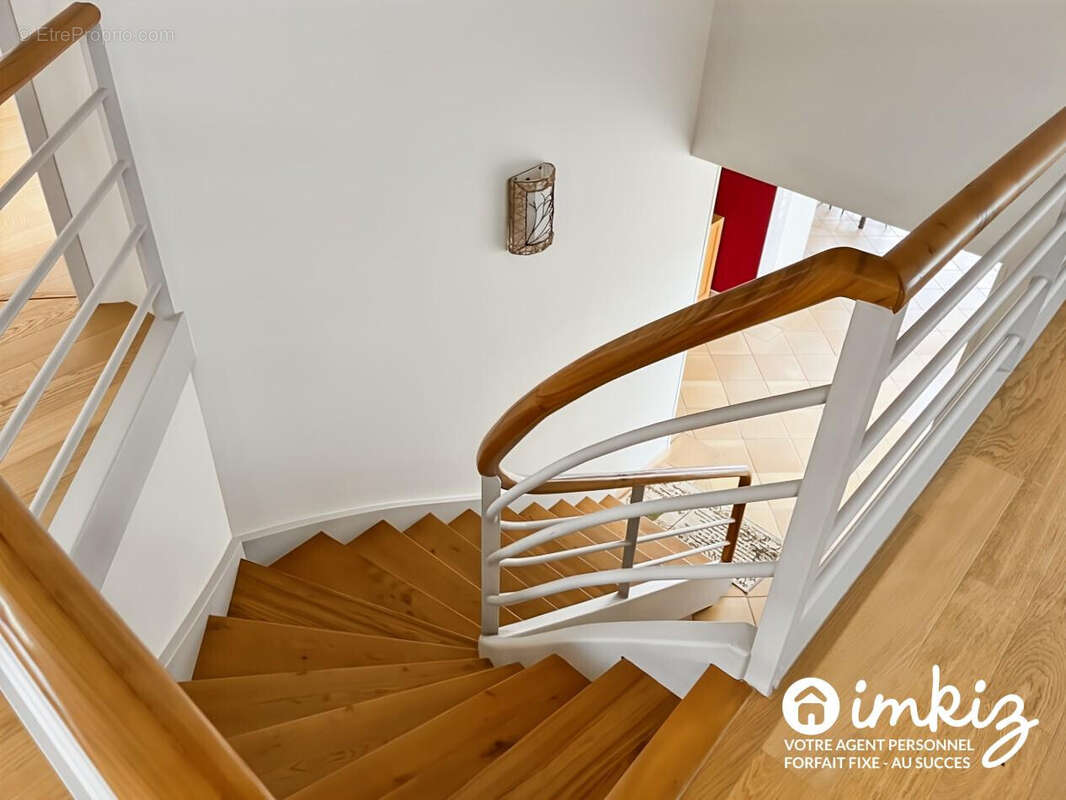 Maison 210m2 - 8 pièces - Vue imprenable - photo 12