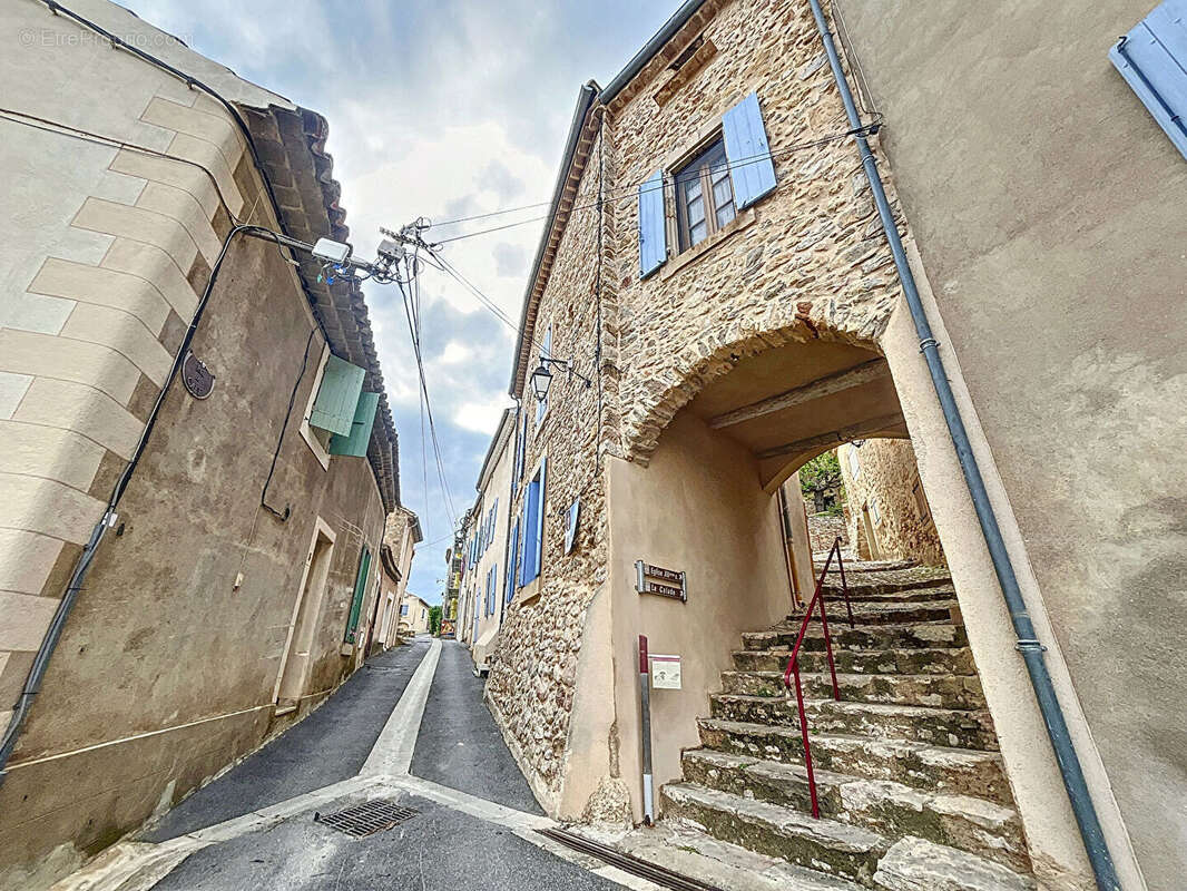 Maison à MONTOULIERS