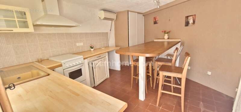 Maison à SAINT-MITRE-LES-REMPARTS