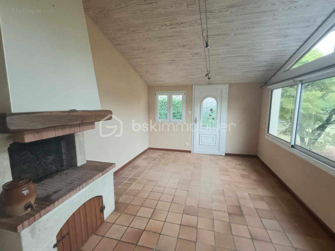 Très Belle Villa type ‘’ Basque ‘’ de plain-pied de 160 m2 érigée sur un Parc de 7 069 m² à Marmande 47200 - photo 11