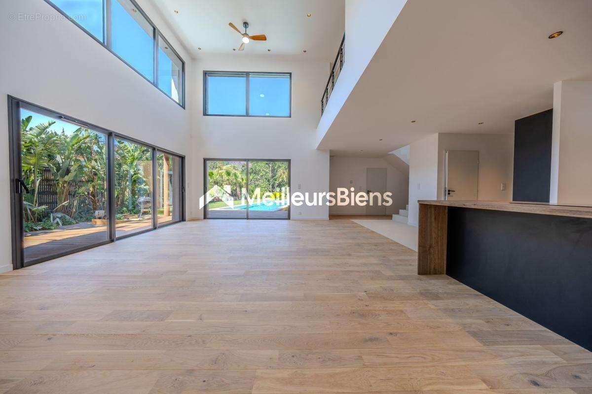 Maison à ROQUEBRUNE-SUR-ARGENS