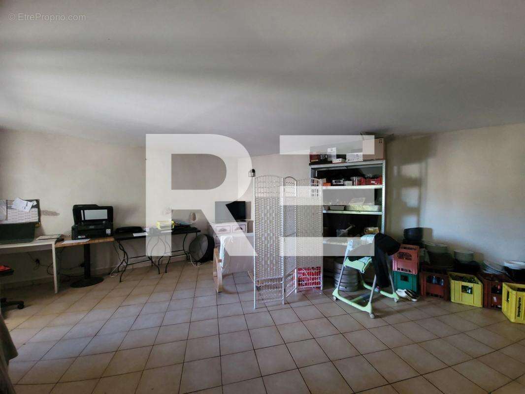 Commerce à LA CALMETTE