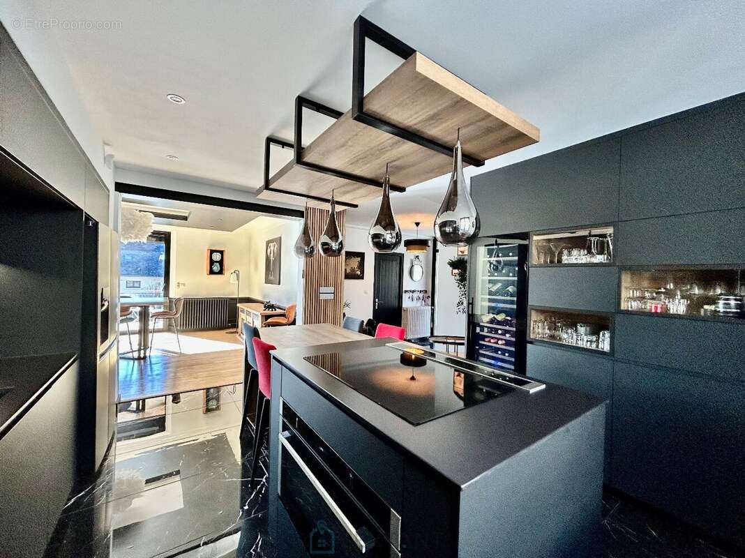 Propriété d'exception  274 m² habitables + 699 m² de dépendances et garages - photo 8