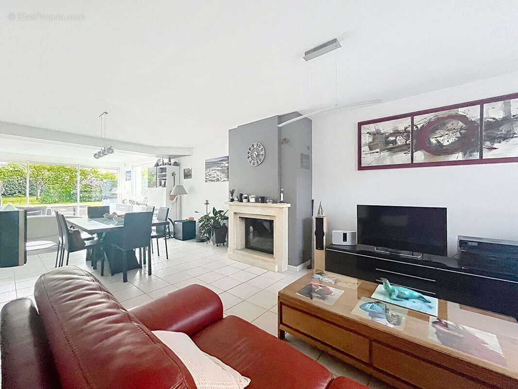 Maison 8 pièces sur un terrain de 1000 m² entièrement clos et arbore - photo 7