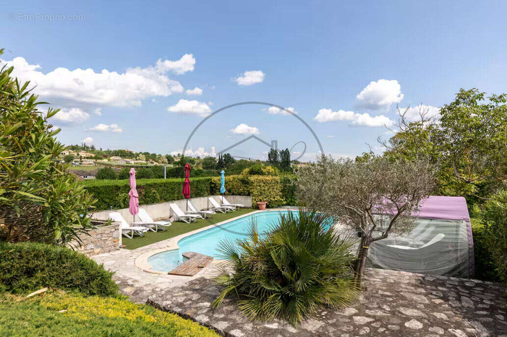 Maison à SAINT-SAUVEUR-DE-CRUZIERES