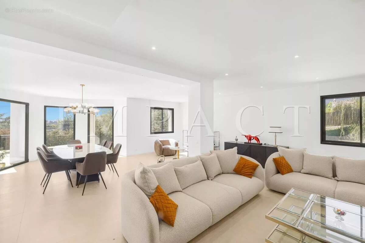 Maison à CHATEAUNEUF-GRASSE