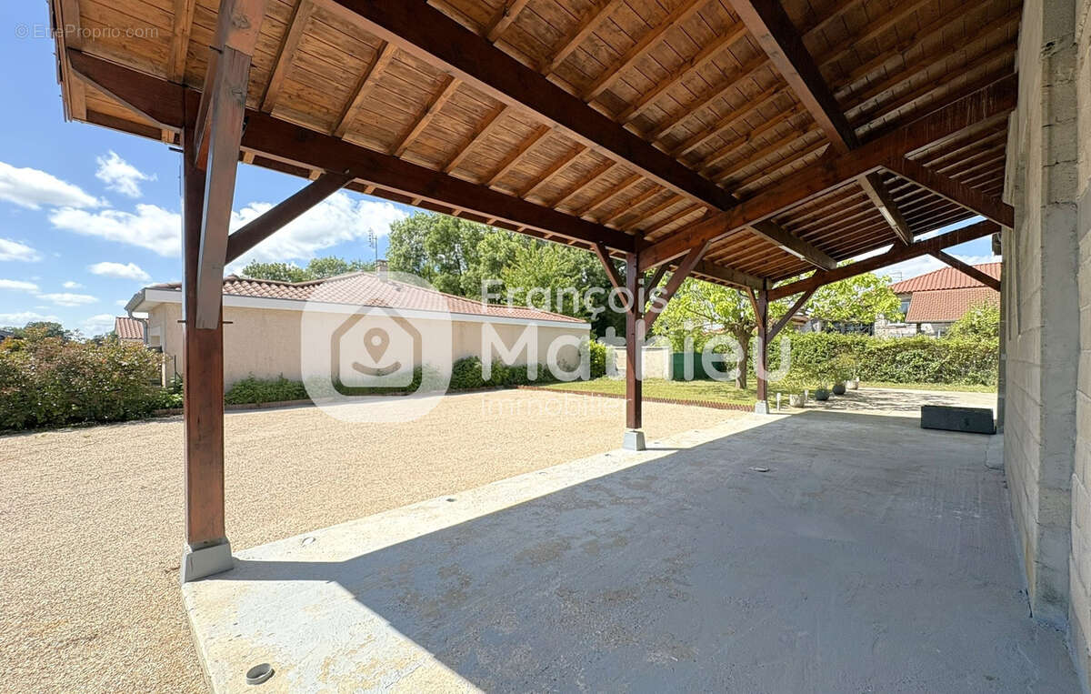 LE PLANTAY - Grande maison 4 chambres et bureau avec grand garage sur 696 m2 de terrain - photo 3