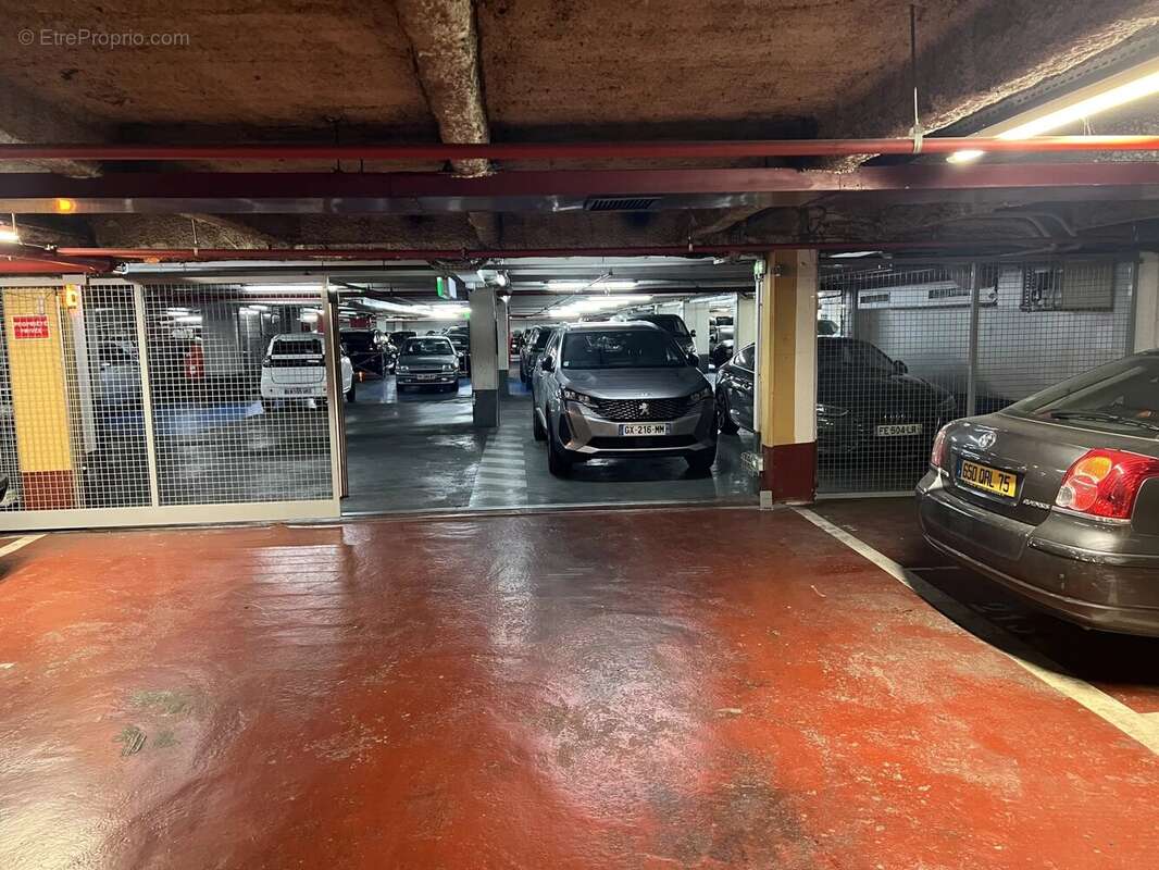 Parking à PARIS-8E