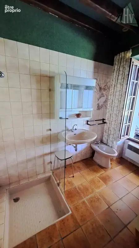 Saint Valérien - Maison ancienne avec deux chambres, grandes dépendances et terrain de 3840 m2 - photo 9