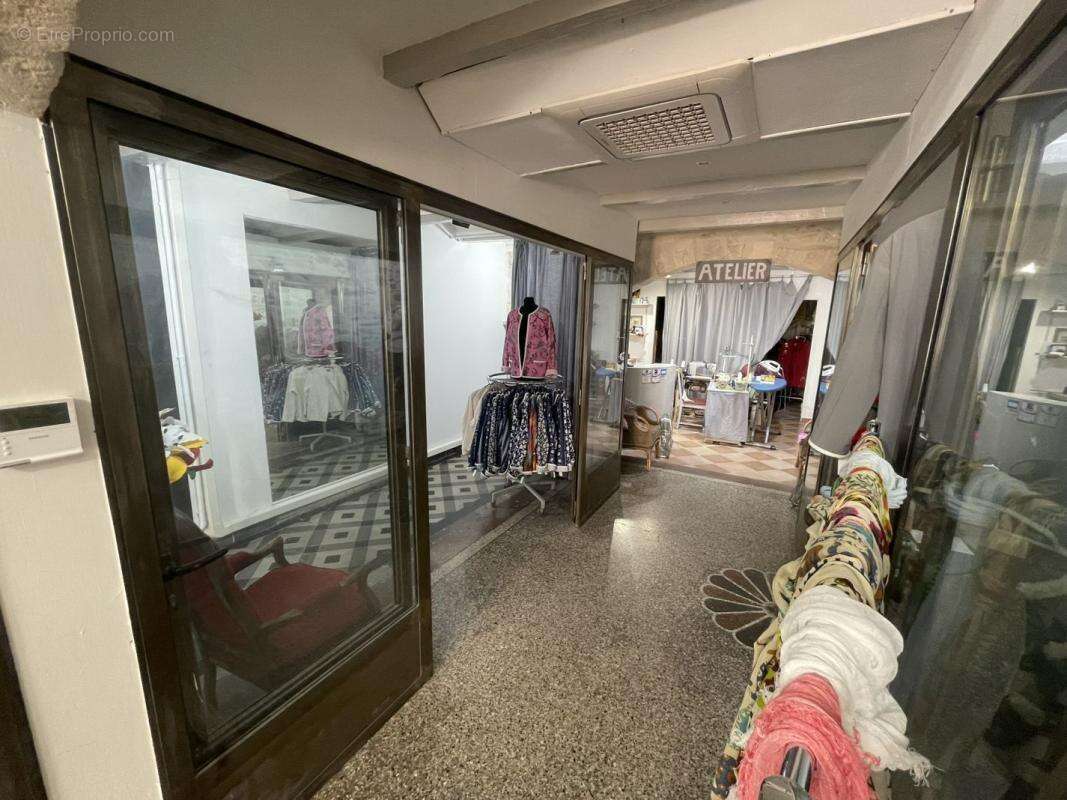 Commerce 115 m² à Aigues-Mortes  - photo 4