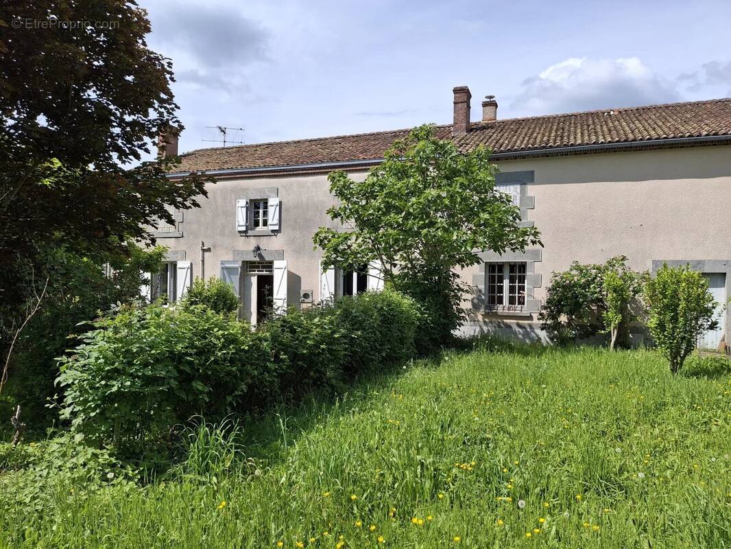 Charmante maison familiale de bonne taille à moderniser plus grange et autres dépendances - photo 2