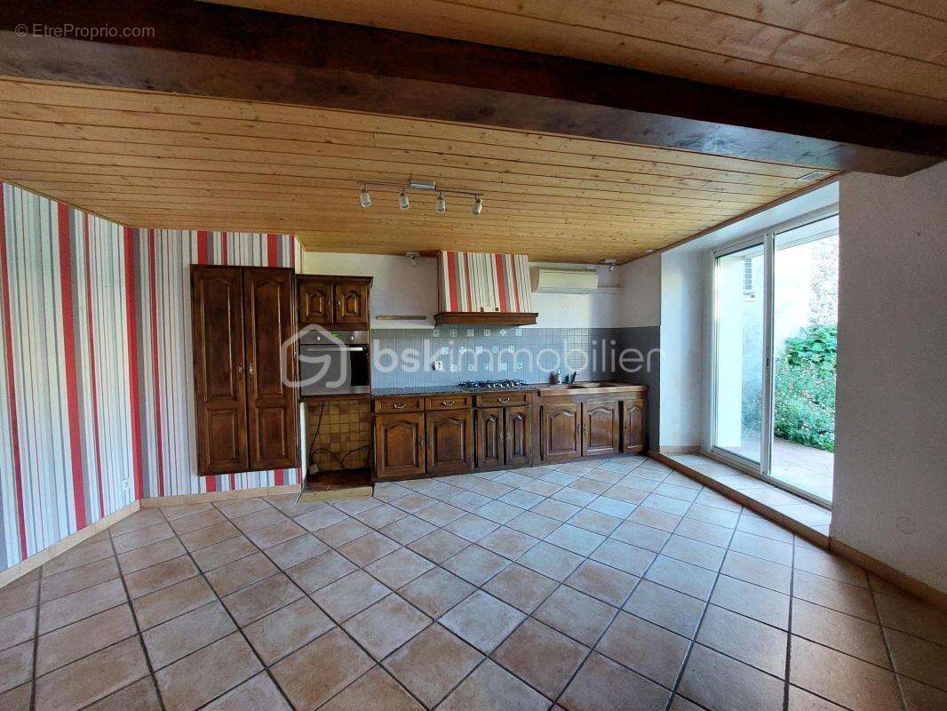 “Maison familiale aux grands volumes, 4  chambres, dépendance en pierre aménageable, jardin clos ,un garage— un potentiel rare a - photo 4