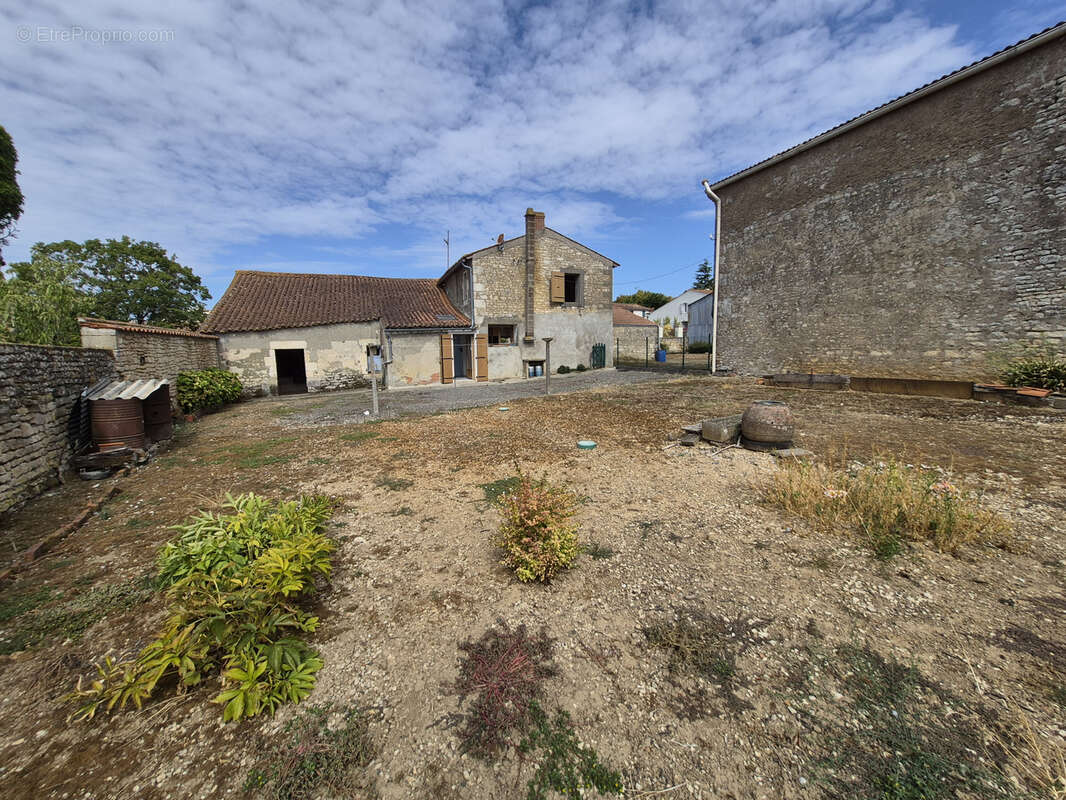 Propriété en pierre à rénover   2 009 m2 de terrain constructible   nombreuses dépendances - photo 3