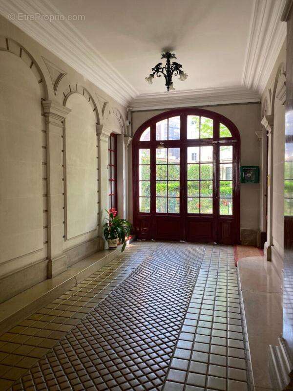 Appartement à PARIS-16E