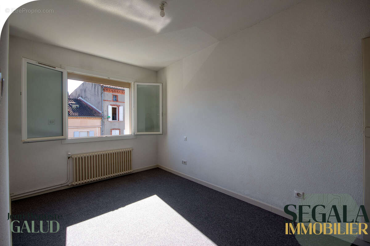 Immeuble dans le centre ville de Carmaux - 1 local commercial et 1 grand appartement - photo 12