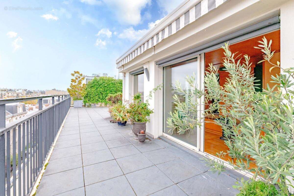 Appartement à PARIS-16E