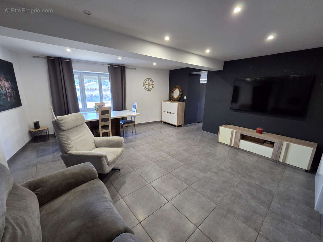 Appartement à REVENTIN-VAUGRIS