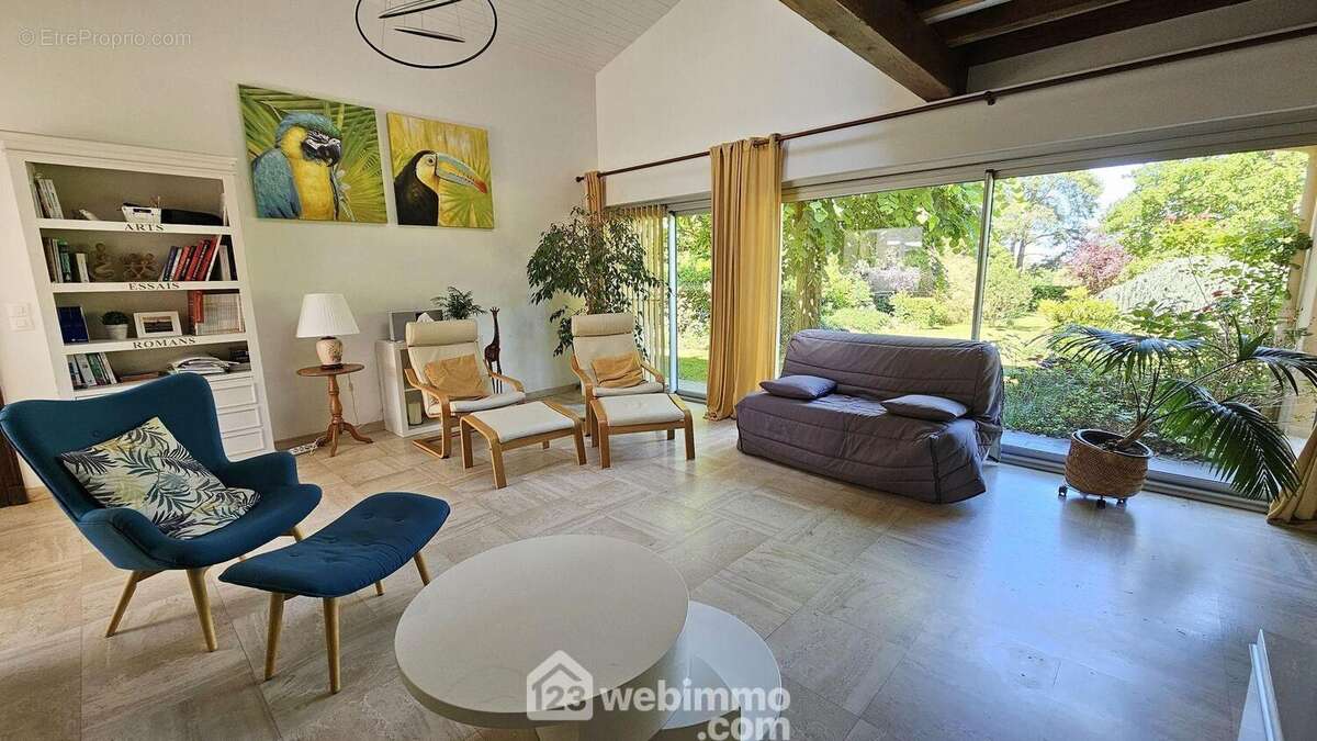 Un séjour lumineux avec ses grandes baies vitrées. - Maison à BARBIZON
