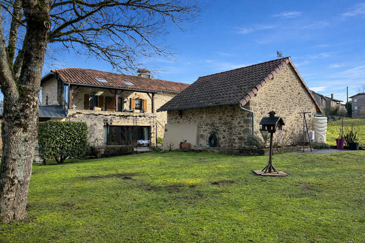 Façade depuis terrain - Maison à LATRONQUIERE