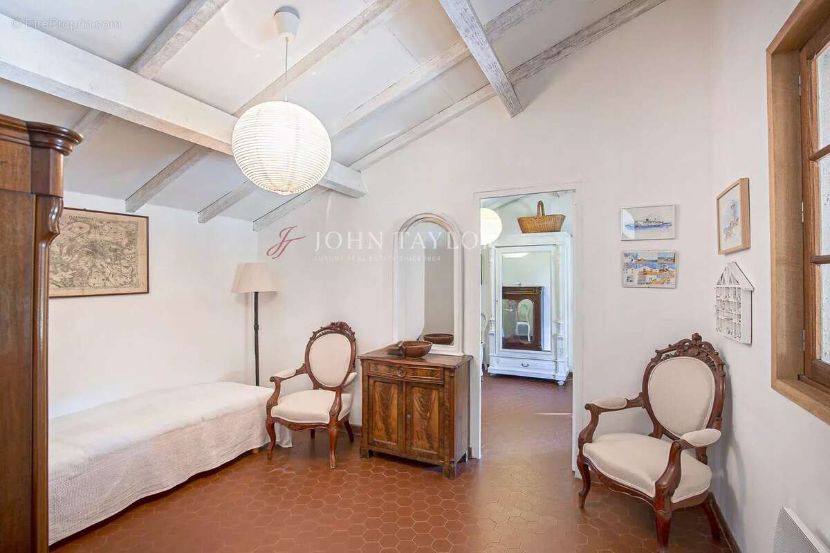 Maison à vendre sur Ménerbes – Vue sur le Luberon, piscine et beau potentiel au calme - photo 11