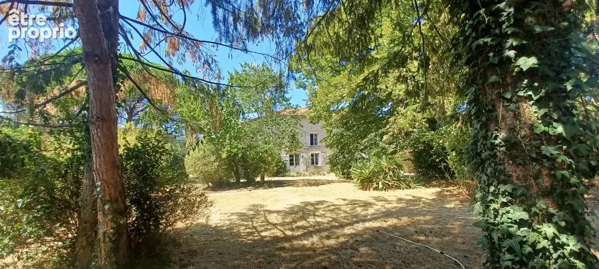 Grande maison de famille, dépendances  et jardin - photo 17