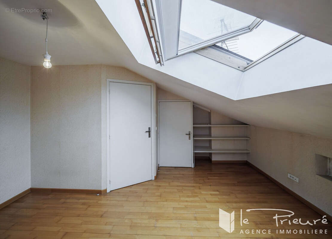 À deux pas de Pelloutier, maison de ville avec jardin, garage et potentiel d'aménagement - photo 13
