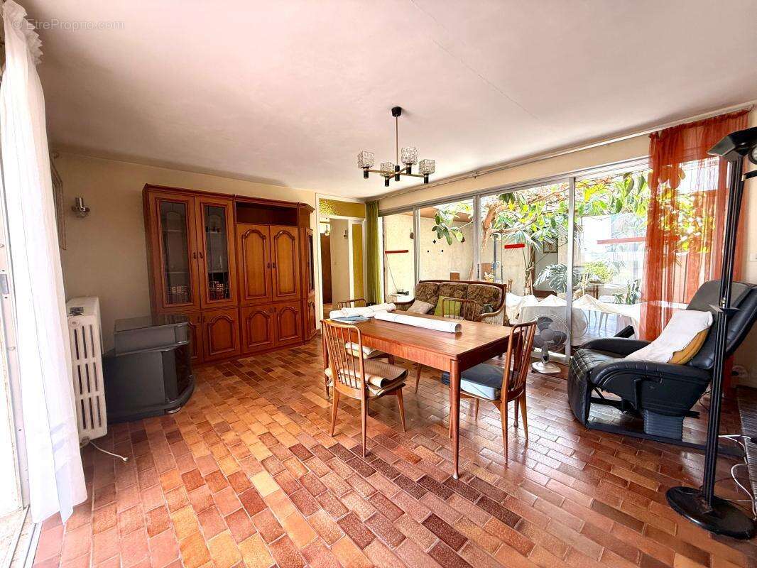 Maison 5 pièces de 199m2 sur une parcelle de 968m2 - photo 2