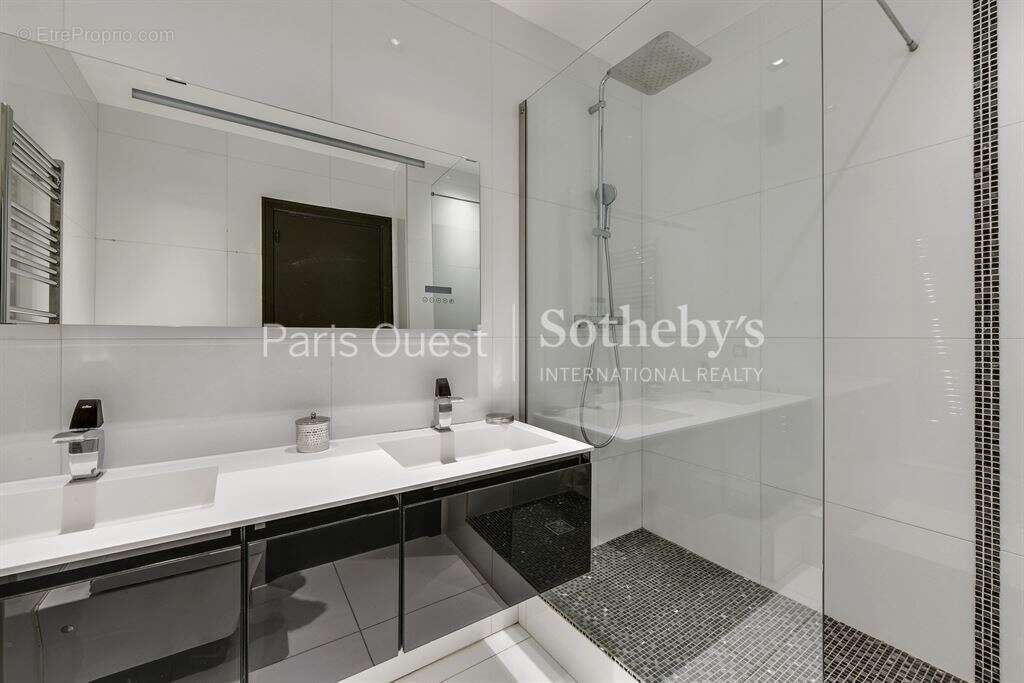 Appartement à PARIS-16E