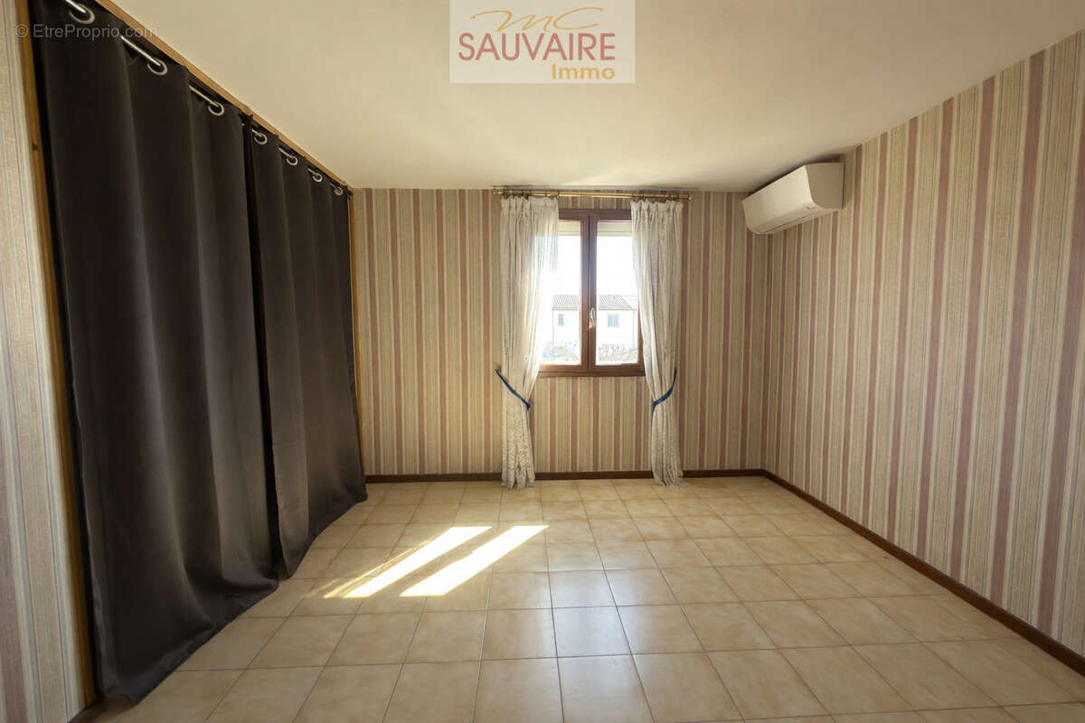 Maison à SAINT-LAURENT-DE-LA-SALANQUE